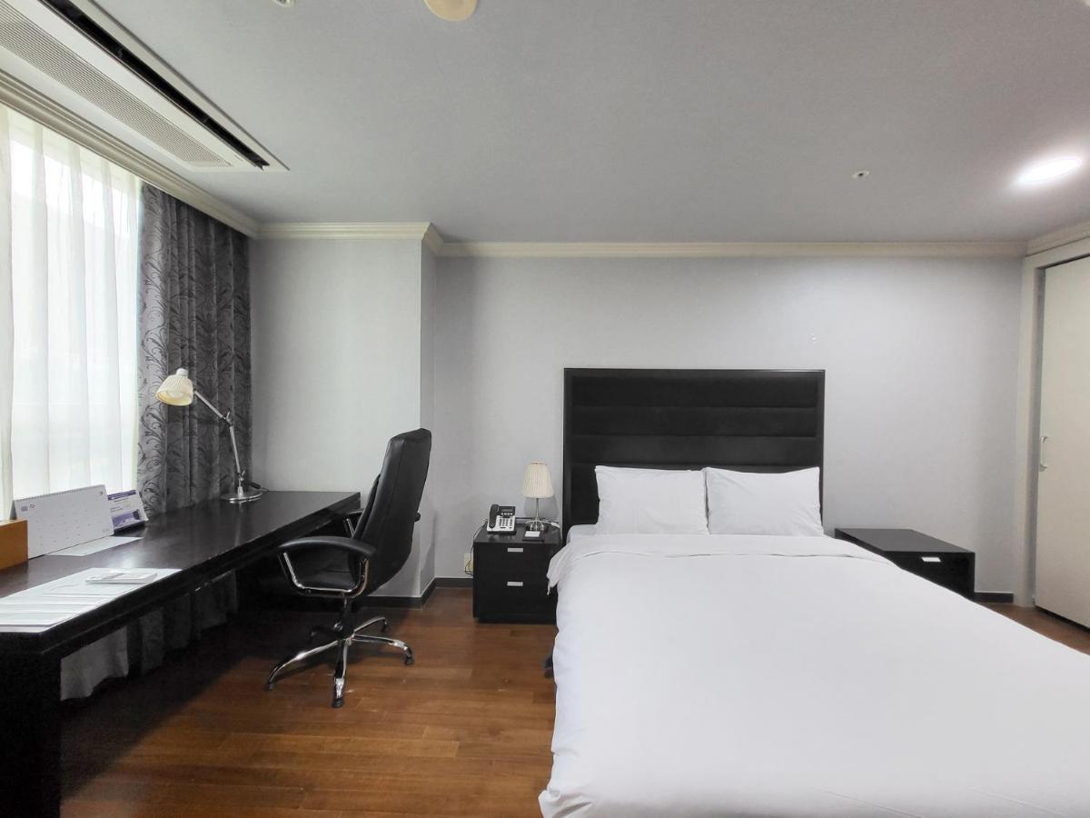 Ramada Hotel And Suites Seoul Namdaemun Exterior photo